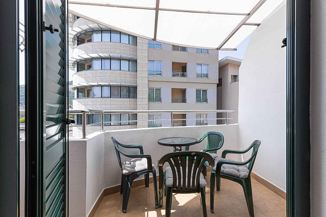 One-Bedroom Apartment in Budva – Sea View